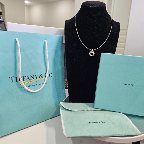 💘Tiffany & Co. Heart Circle 1999 Stencil Cut-Out Necklace in 925 STER Silver✨️ - Picture 4 of 16